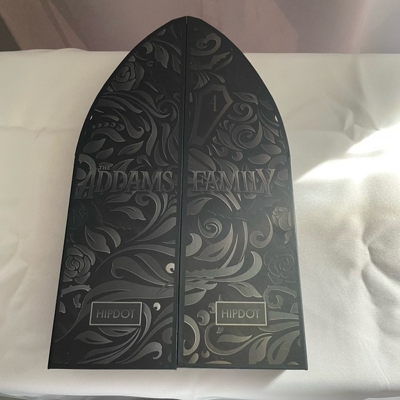 HIPDOT x Addams Family Limited Edition Makeup Set 3 Lipsticks Pin And Eyeshadow - Picture 1 of 15